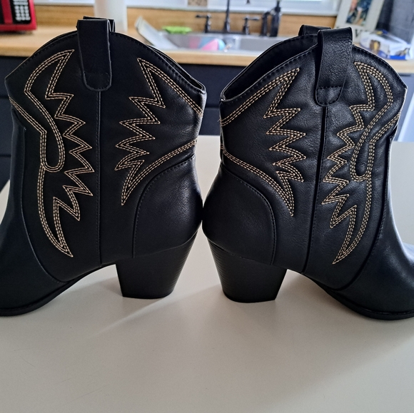 Women’s Western Boots - Picture 5 of 7